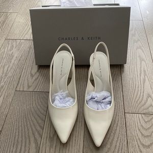 NWT white slingback pump heel.